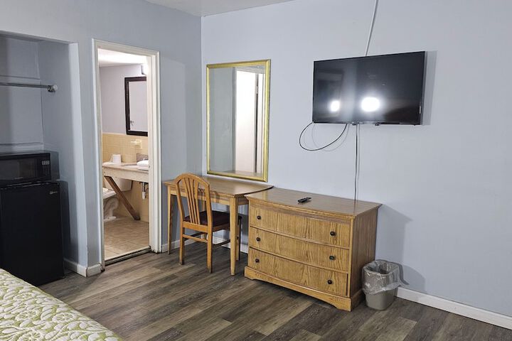 1 King Bed (2 of 4)