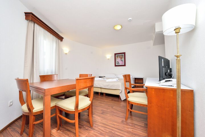 Room 11 of 44