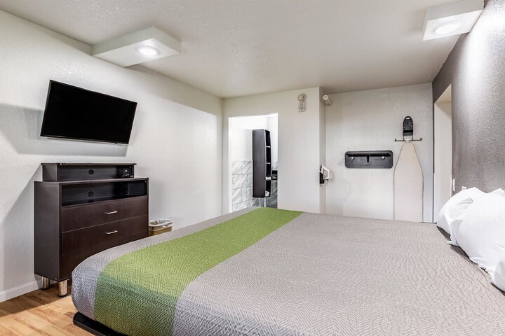 Room 11 of 33