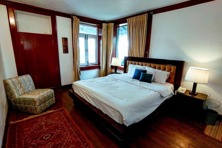 Room 4 of 16