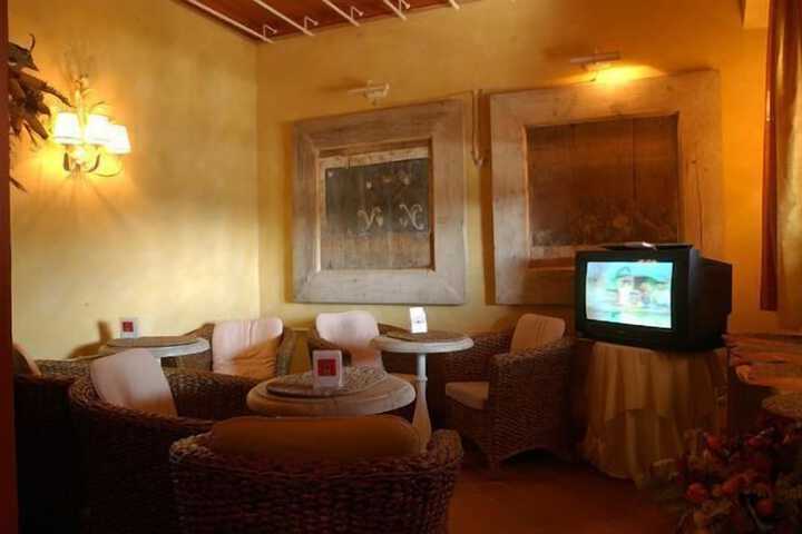 Lounge 28 of 43