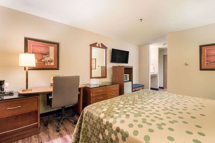 Deluxe King Bed (8 of 13)