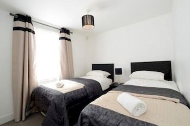 Room 6 of 10