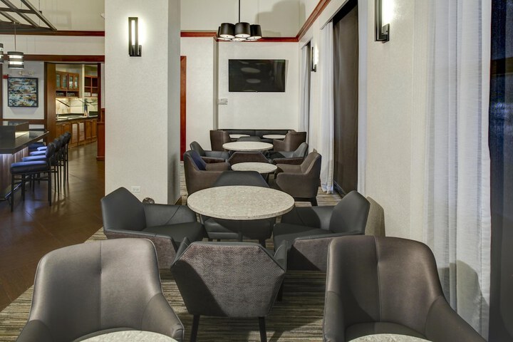 Lounge 42 of 51