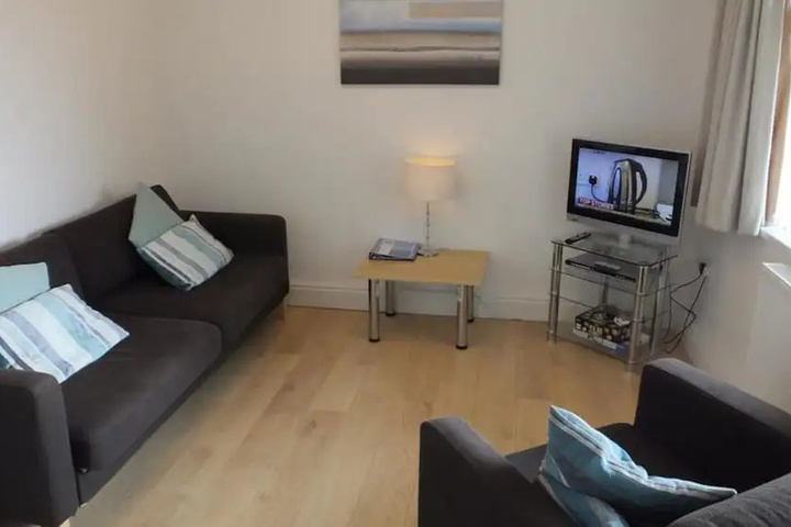 Room 4 of 8