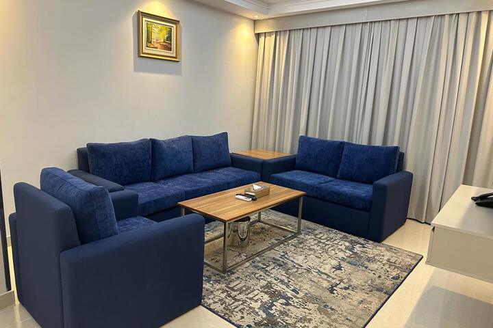 Lounge 32 of 45