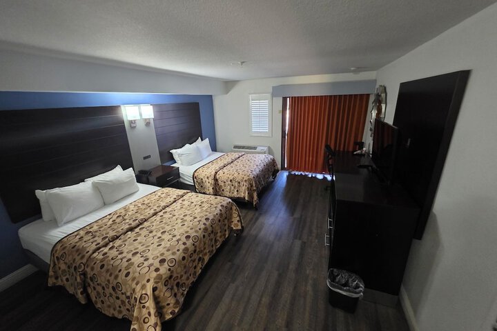 2 Queen Beds (10 of 21)