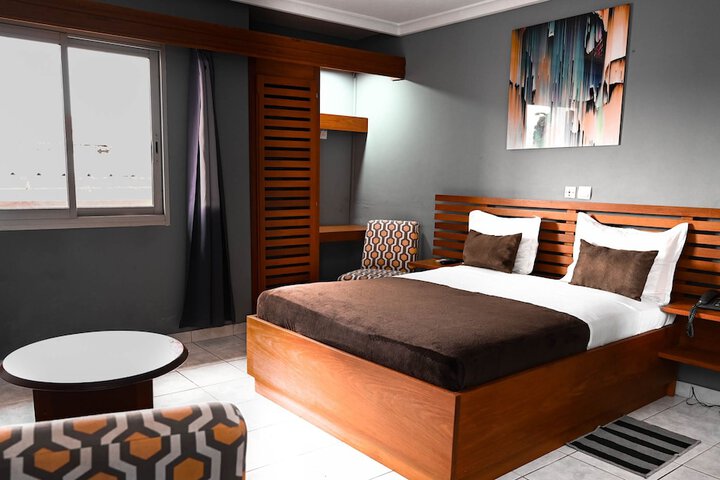 Room 4 of 16