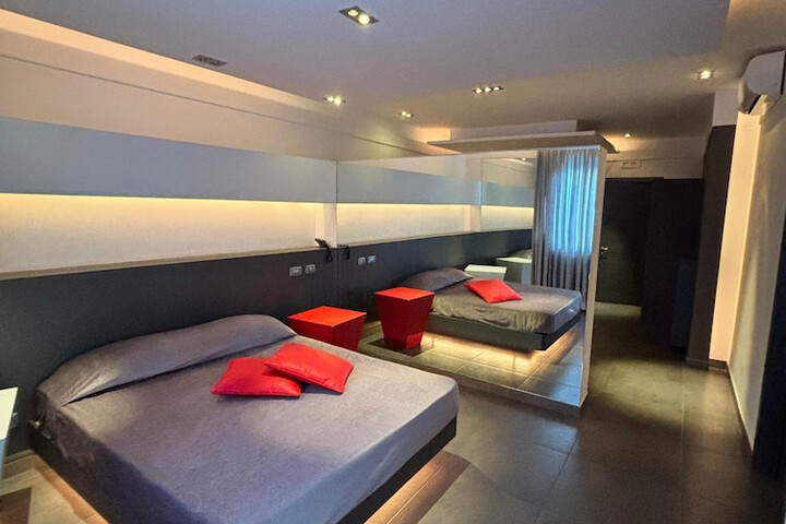 Room 6 of 10