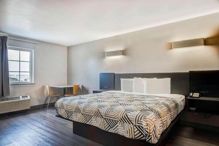 1 King Bed (1 of 13)