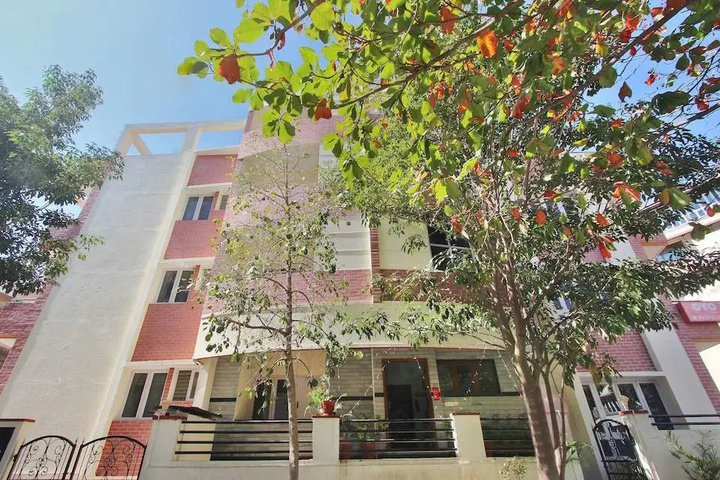 REDWOOD SUITES