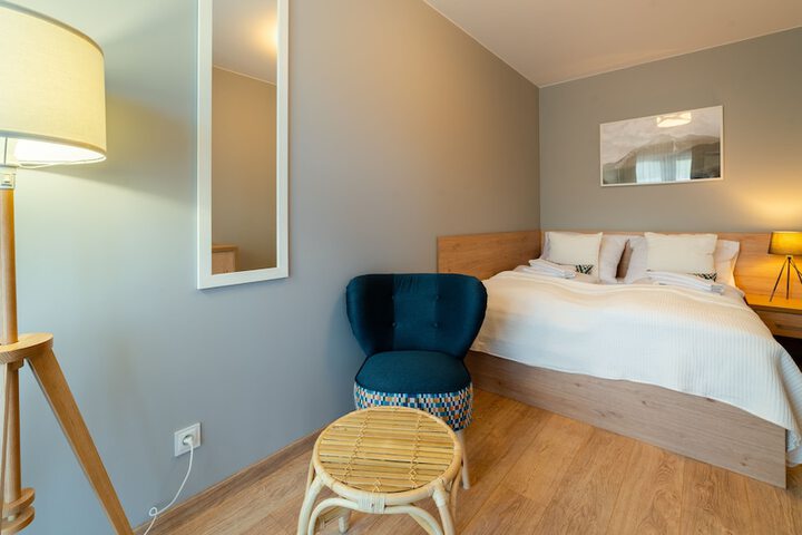Room 4 of 375