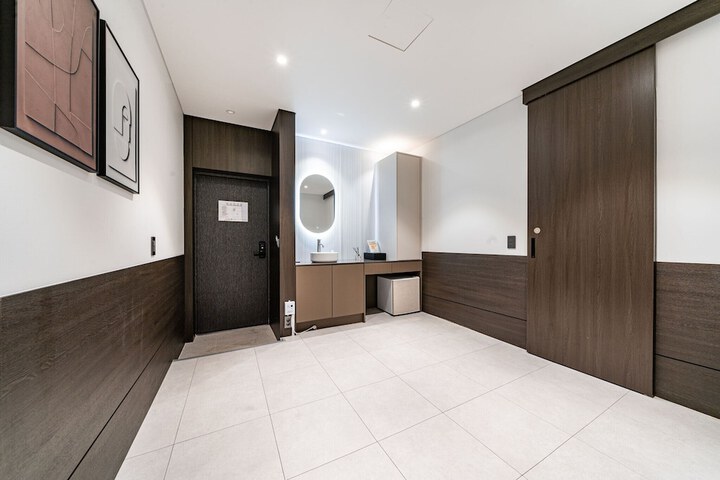 Room 32 of 48