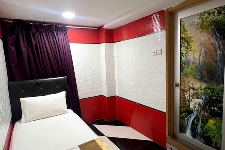 Room 7 of 25