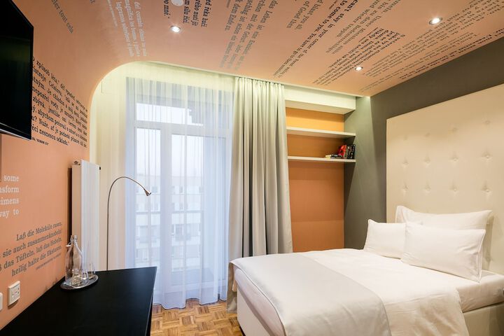 Room 7 of 48
