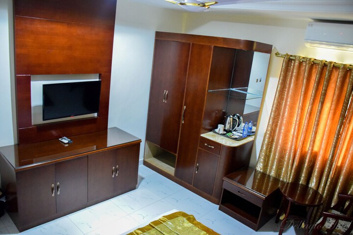Room 4 of 39