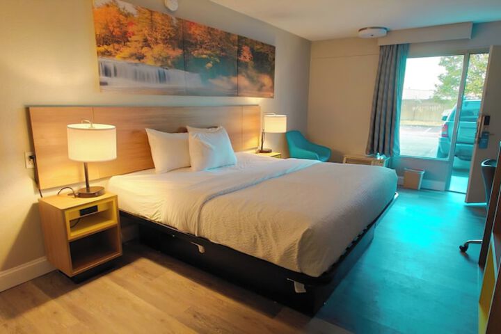 1 King Bed (12 of 12)
