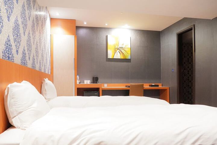 Room 10 of 47