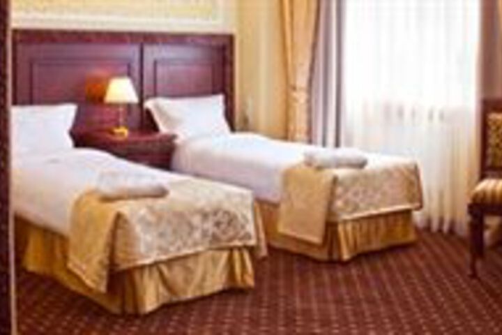Room 4 of 10