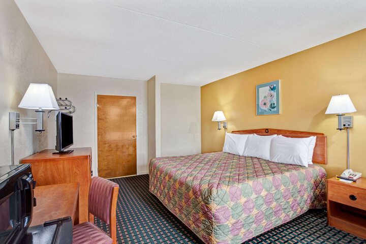 1 King Bed (5 of 8)