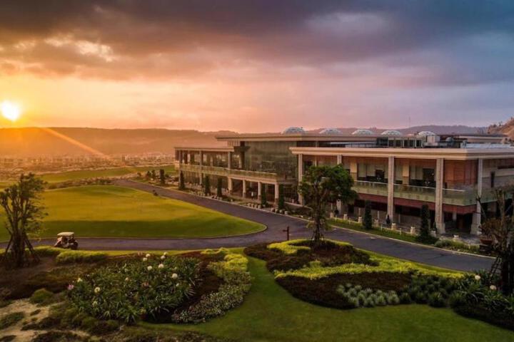 Phoenix Pool & Golf View Villa Cam Ranh