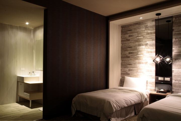 Room 8 of 203
