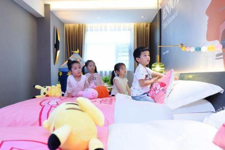 Yage Huanju Hotel (Yichang Riverside Park CBD Shopping Center)