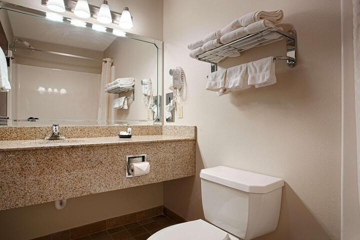 2 Queen Beds Microwave and Refrigerator Work Desk WiFi Full Breakfast (6 of 6)