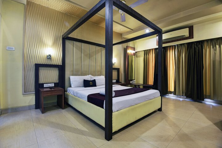 Room 9 of 18