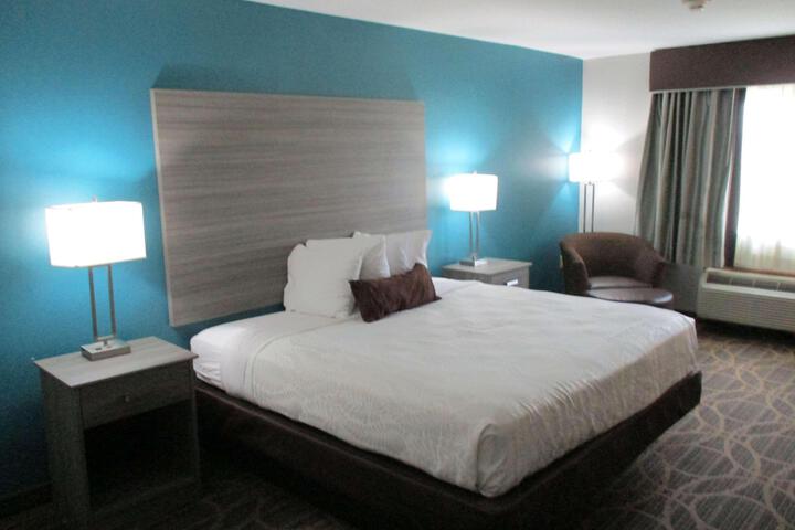 1 King Bed Microwave and Refrigerator 40 Inch Led Television High Speed Internet Accessible Full Breakfast (7 of 17)