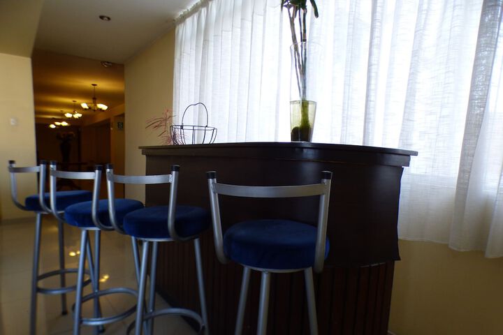 Lounge 22 of 27