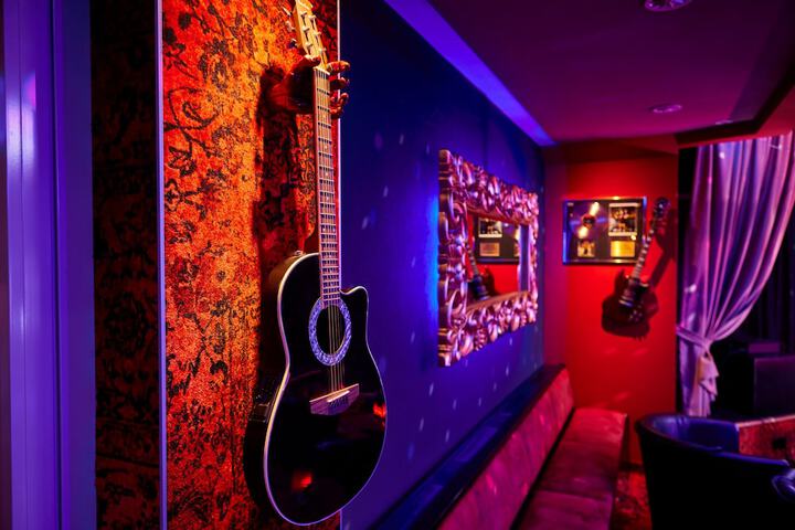 Lounge 80 of 103