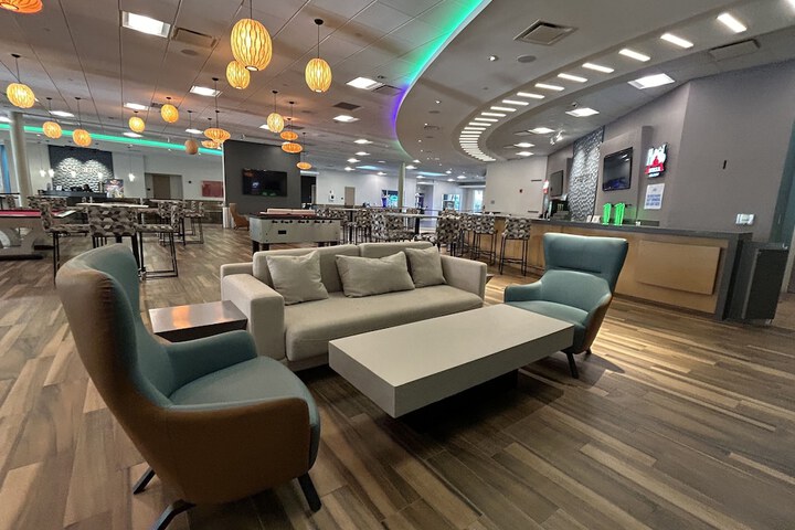 Lounge 92 of 135
