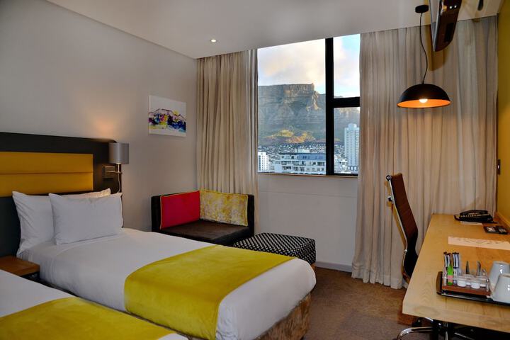 Room 27 of 76