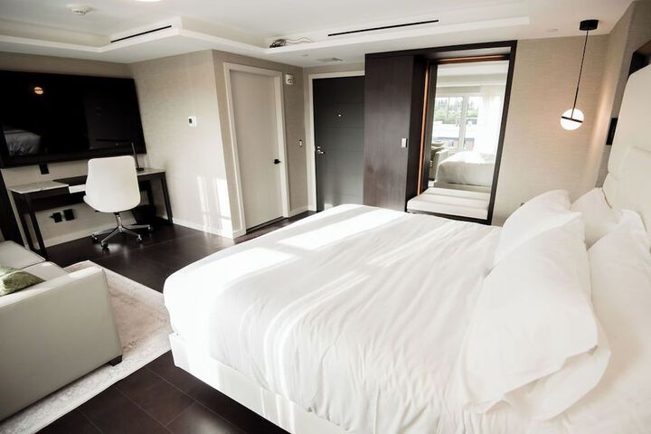 Room 7 of 18