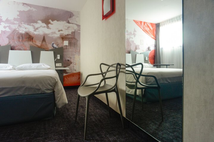 Room 37 of 143