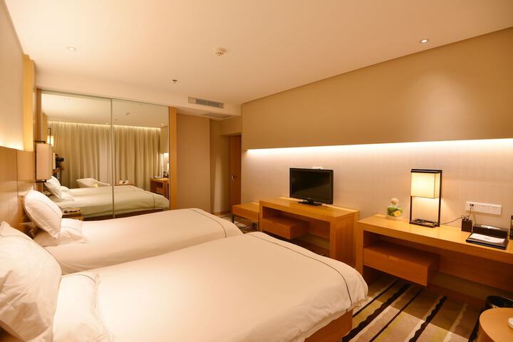 Room 11 of 32