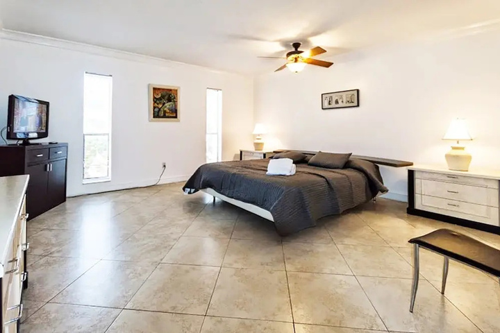 Room 5 of 17