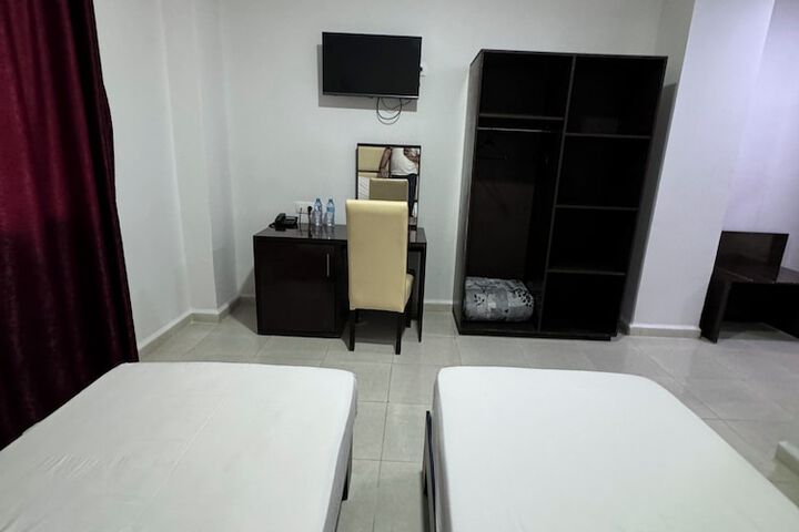 Room 13 of 32