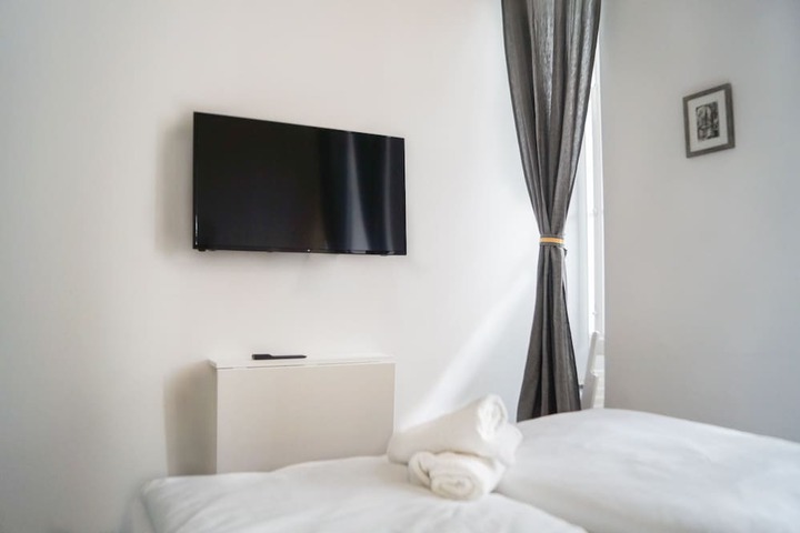 Room 18 of 118