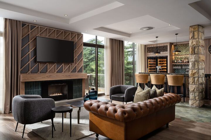 Lounge 76 of 102