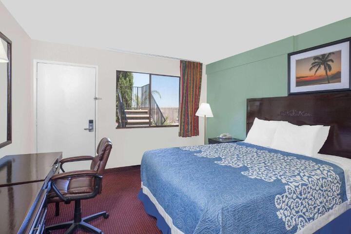 1 Queen Bed (11 of 15)