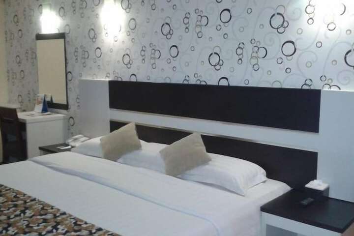 Room 10 of 28
