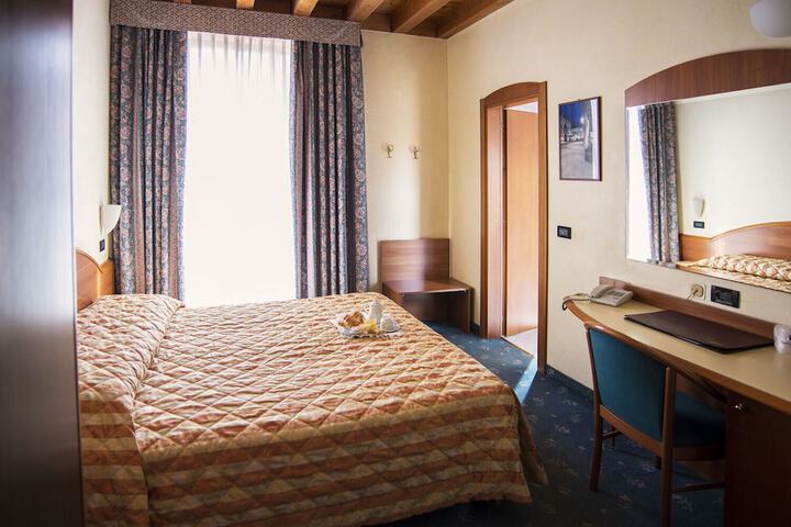 Room 10 of 42
