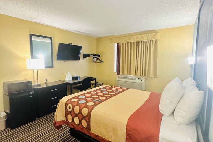 1 Queen Bed (14 of 23)