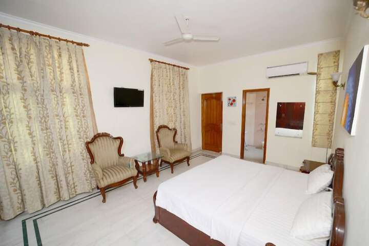 Room 3 of 28