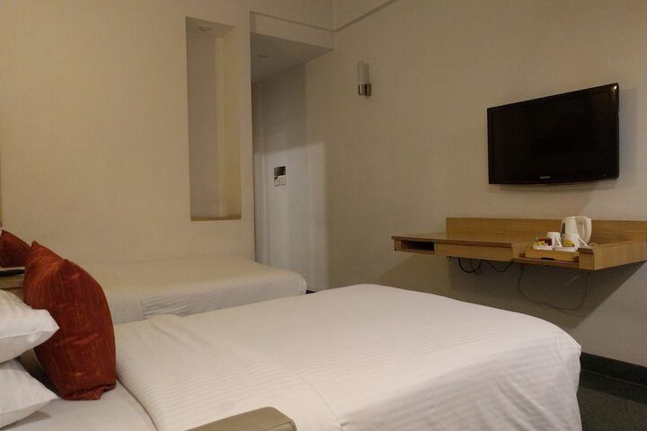 Room 6 of 33