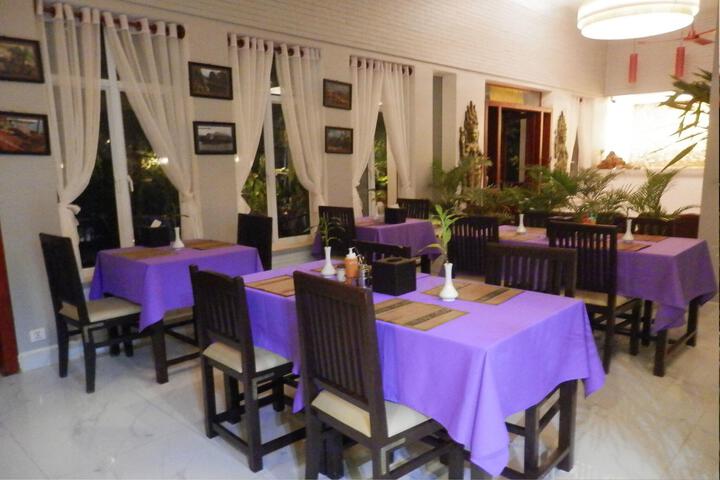 Dining 52 of 106