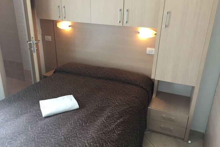 Room 10 of 34