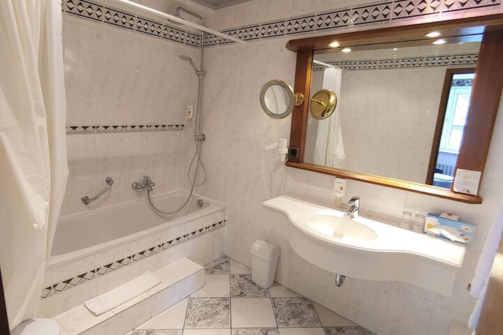 Deep soaking bathtub